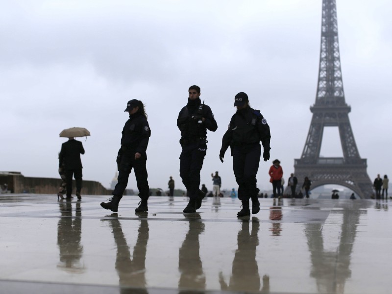 Polizisten patrouillieren am Eifelturm in Paris. Die Wahl findet unter größten Sicherheitsbedingungen statt. Vor dem Hintergrund der anhaltenden Terrorgefahr sind landesweit mehr als 50.000 Polizisten im Einsatz.