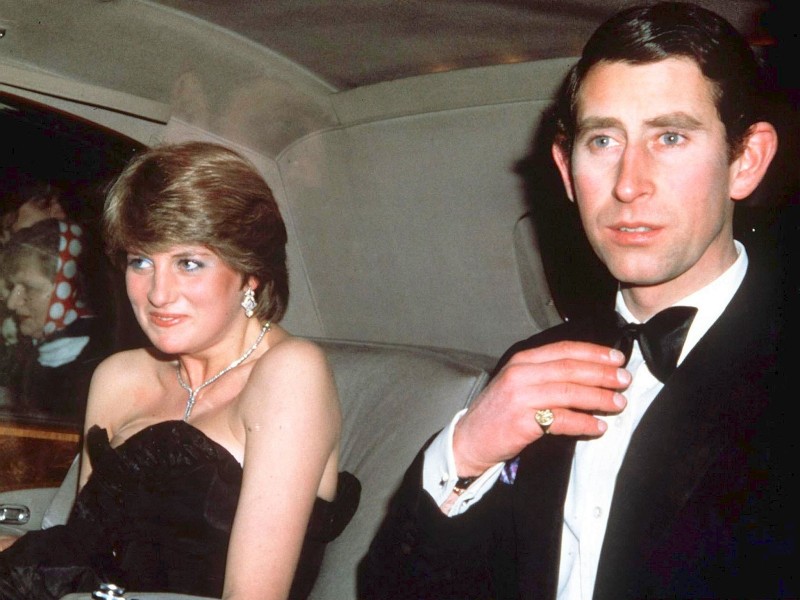 Das Paar besucht im März 1981 während ihres ersten öffentlichen Termins eine Wohltätigkeitsveranstaltung in der Goldsmith's Hall in London. 