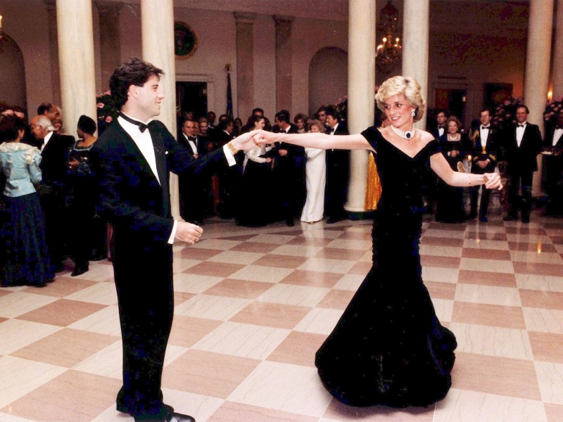 Diana und US-Schauspieler John Travolta auf dem Tanzparkett im East Room des Weißen Hauses in Washington im November 1985. 