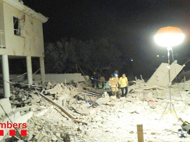 Bereits am Mittwoch gab es eine Explosion in einem Wohnhaus in dem Ort Alcanar. Bei der Gasexplosion in der Provinz Tarragona etwa 200 Kilometer südlich von Barcelona seien ein Mensch getötet und sieben weitere verletzt worden, erklärte der katalanische Polizeichef Josep Lluís Trapero. Es gebe „klare“ Verbindungen zu dem Anschlag in Barcelona. 