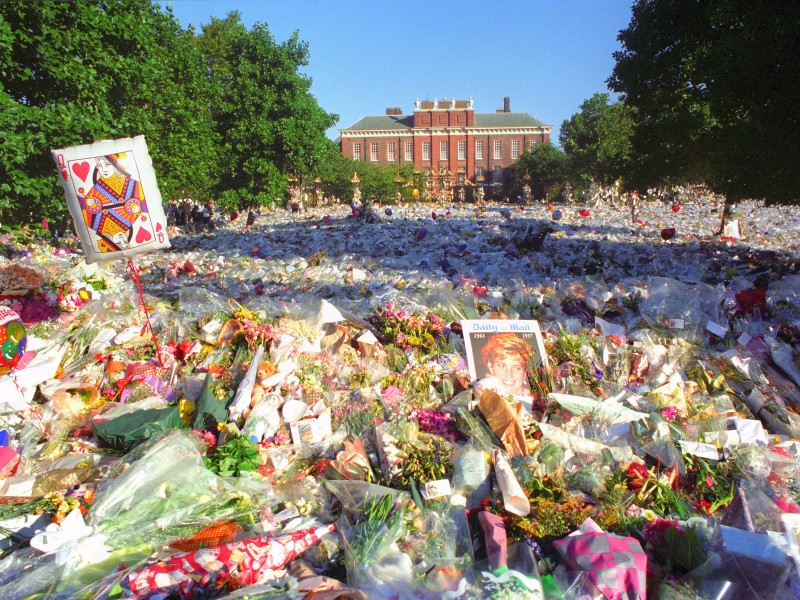 Ein überwältigendes Meer aus Blumen vor dem Buckingham Palace in London: Das britische Volk war zutiefst geschockt und trauerte monatelang öffentlich. Der Tod Dianas war für die Briten ein epochales Ereignis.