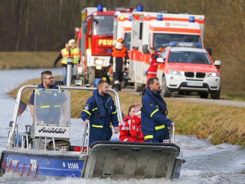 Parallel zur Bahnstrecke fließt der Fluss Mangfall, der den Transport von Hilfsgeräten erleichterte. 