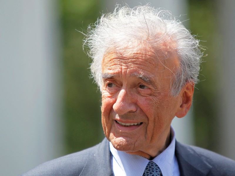 Elie Wiesel überlebte die Konzentrationslager Auschwitz und Buchenwald und kämpfte gegen das Vergessen des Holocausts. Der Friedensnobelpreisträger ist am 2. Juli im Alter von 87 Jahren gestorben. „Mit Elie Wiesel hat uns eine der markantesten Persönlichkeiten des letzten Jahrhunderts verlassen, eine Stimme der Moral und der Humanität ist verstummt“, erklärte Bundeskanzlerin Angela Merkel (CDU). Sie fügte hinzu, er habe „uns Deutschen die Hand ausgestreckt, hat mit uns unermüdlich daran gearbeitet, eine bessere Welt zu ermöglichen“. 