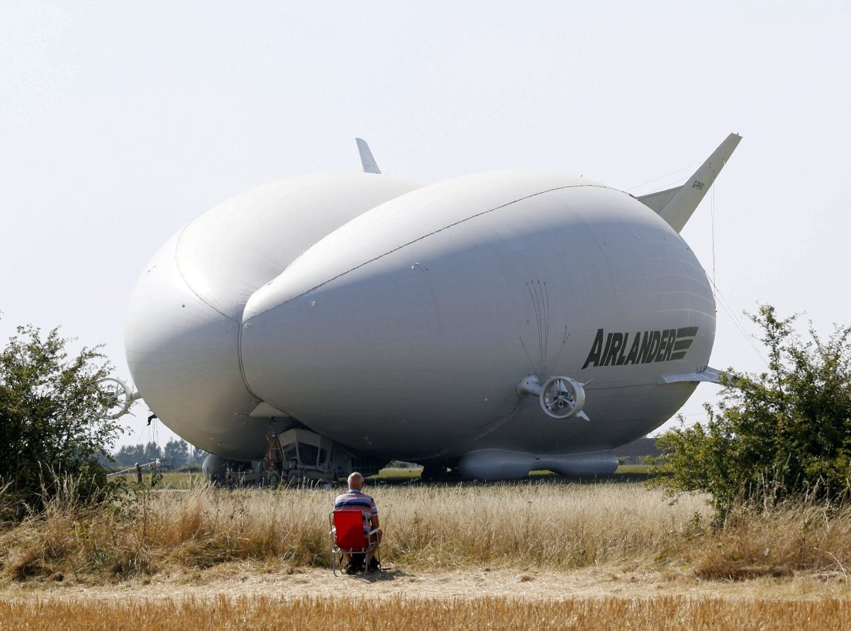 2016-08-17T135425Z_1782067787_LR1EC8H12MEAL_RTRMADP_3_BRITAIN-AIRLINES-AIRLANDER.JPG