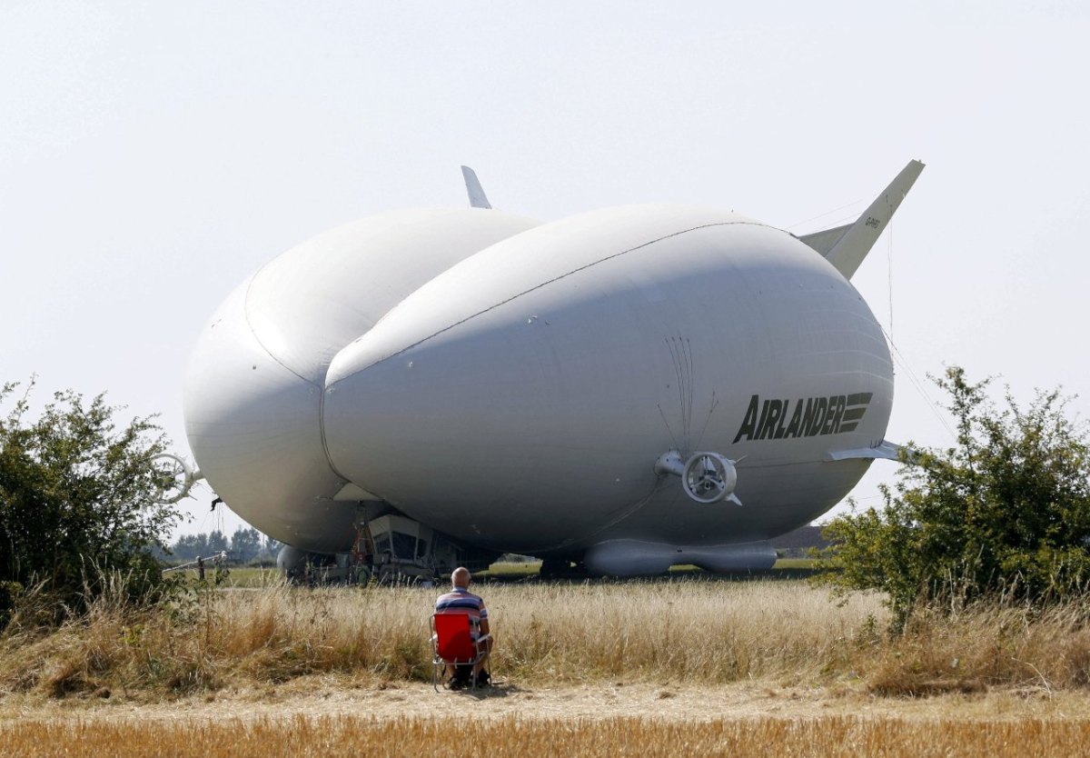 2016-08-17T135425Z_1782067787_LR1EC8H12MEAL_RTRMADP_3_BRITAIN-AIRLINES-AIRLANDER.JPG