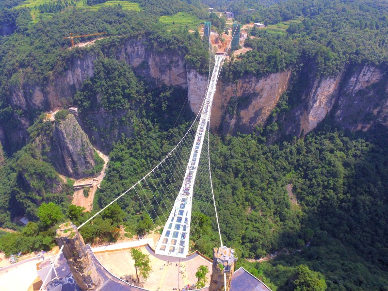 In einem anderen Nationalpark in der Provinz Hunan gab es bereits eine lange Glasbodenbrücke. Die neue ist allerdings mit ihren 430 Metern Länge noch mal um 130 Meter länger.