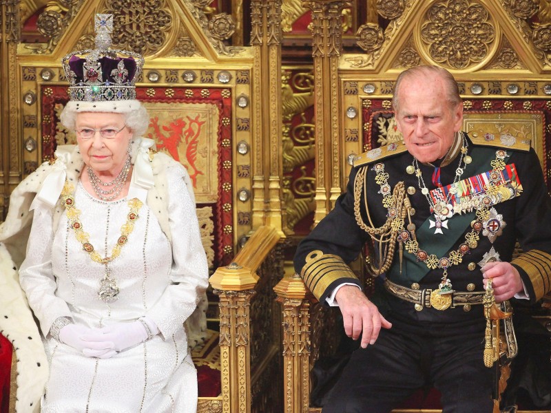 Viele Briten sind felsenfest davon überzeugt: Sie sitzt auf dem Thron und er ist zu Hause der Chef.