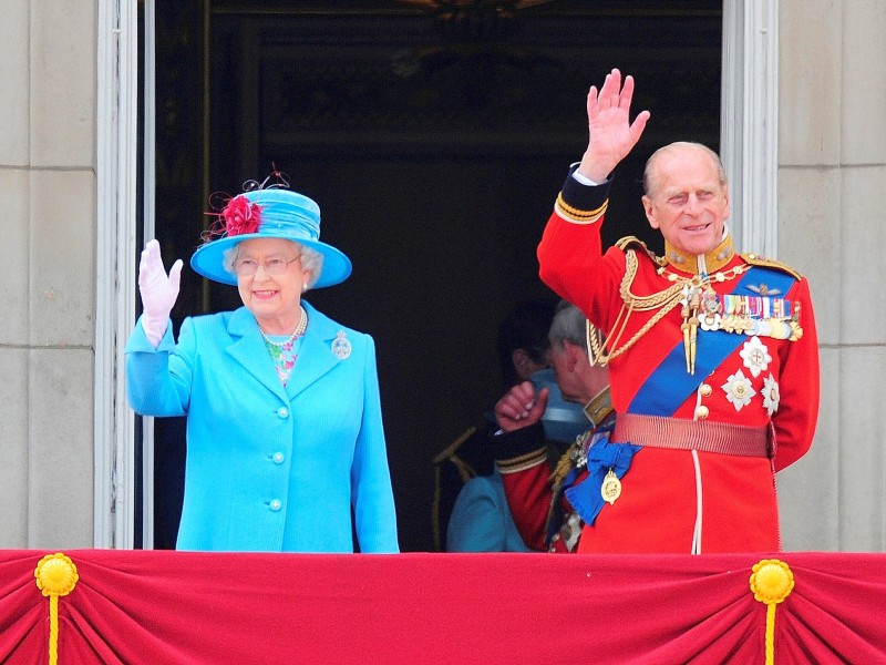 Gleicher Ort, 57 Jahre später. Das Paar winkt vom Balkon des Buckingham Palastes dem englischen Volke zu. 