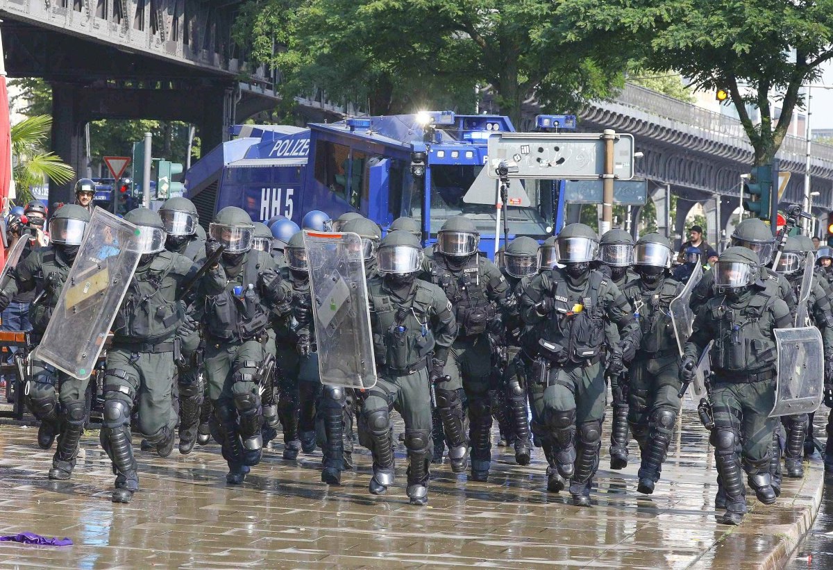 2017-07-07T150111Z_1432582741_UP1ED7715PXR8_RTRMADP_3_G20-GERMANY-PROTEST.JPG