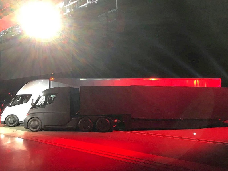 Der Lkw soll eine Reichweite von 800 Kilometern haben.