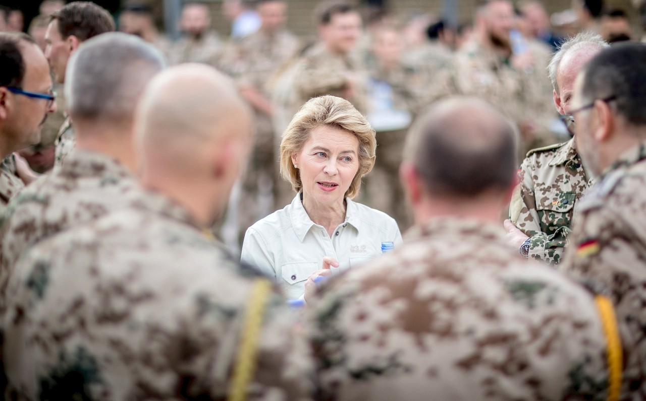 Bundesverteidigungsministerin Ursula von der Leyen bei einem Besuch der Bundeswehrtruppe in Masar-i-Scharif, Afghanistan.