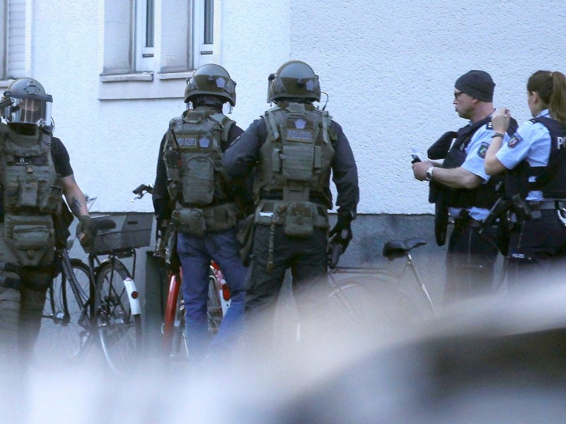 Spezialkräfte der Polizei sprengten die Tür zur Wohnung des Täters auf und durchsuchten die Räume. Sie fanden Waffenattrappen und Feuerwerkskörper.