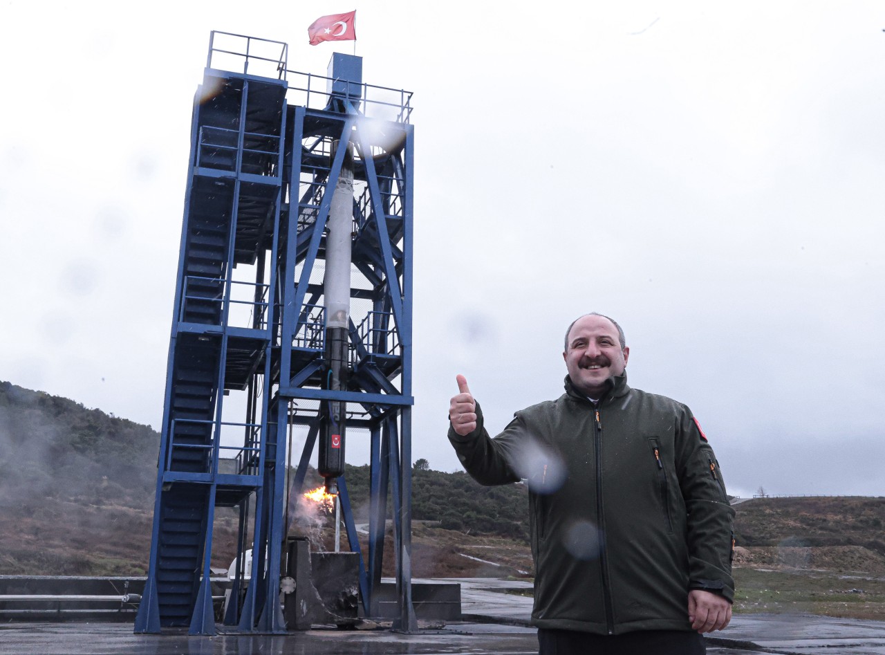 Technologieminister Mustafa Varank beim Raketentest zur Mondmission.