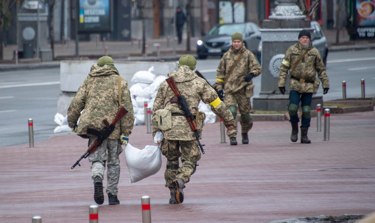 Immer mehr Ausländer schließen sich der ukrainischen Armee an. Auch Deutsch reisen an die Front. (Symbolbild)