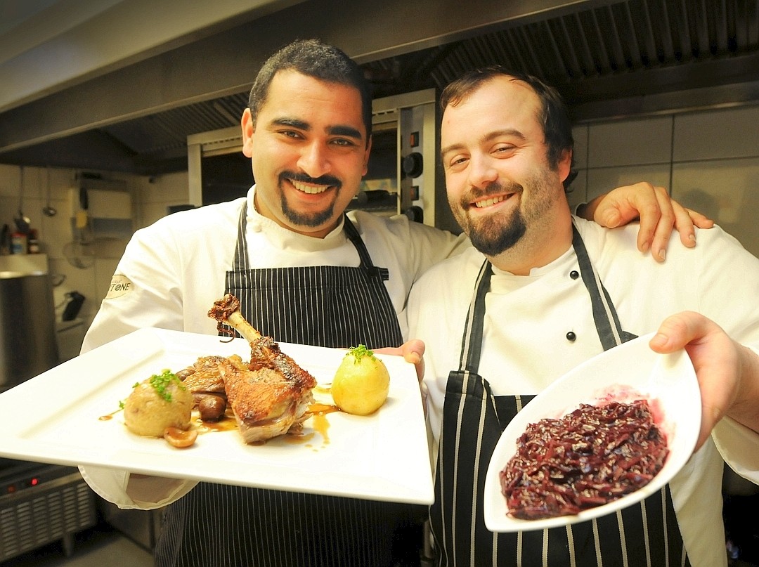 Semi Hassine und Raphael Eckmann vom Restaurant Fachwerk in der Hattinger Altstadt bereiten einen Gänsebraten zu. (Archiv-Foto: Udo Kreikenbohm / WAZ FotoPool)