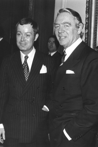 Arndt von Bohlen und Halbach (links), bereits gezeichnet von seiner Krankheit, und Berthold Beitz bei einem Empfang im Jahr 1975 in der Villa Hügel.