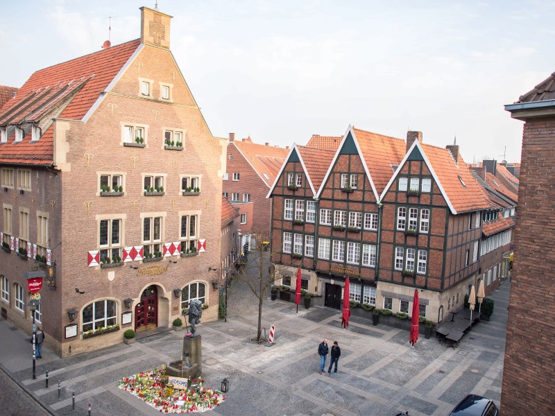 Kerzen und Blumen wurden am Tatort vor dem Kiepenkerl in Münster niedergelegt.