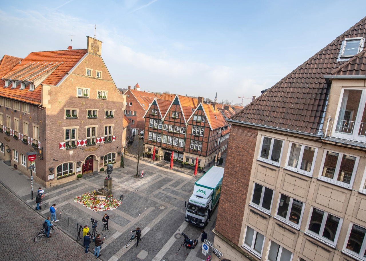 Kerzen und Blumen vor dem Kiepenkerl, wo Jens R. am Samstag in eine Menschenmenge gerast war.