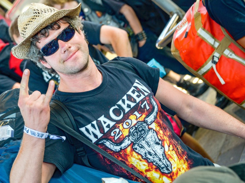 Die zwei Finger als „Pommesgabel“-Gruß – so grüßen in Wacken die Festivalbesucher. 