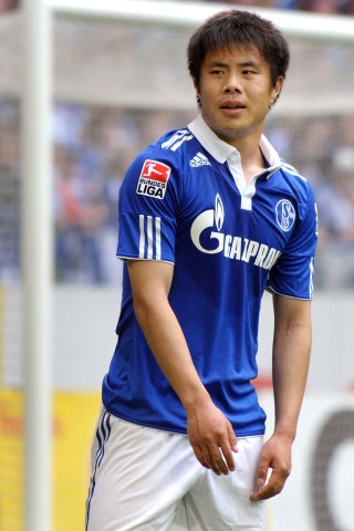 ...auf Schalke Geschichte, da er der erste Chinese in Königsblau war. Der 24-Jährige bestritt seit Januar 2010 gerade einmal 14 Bundesligaspiele für Schalke.