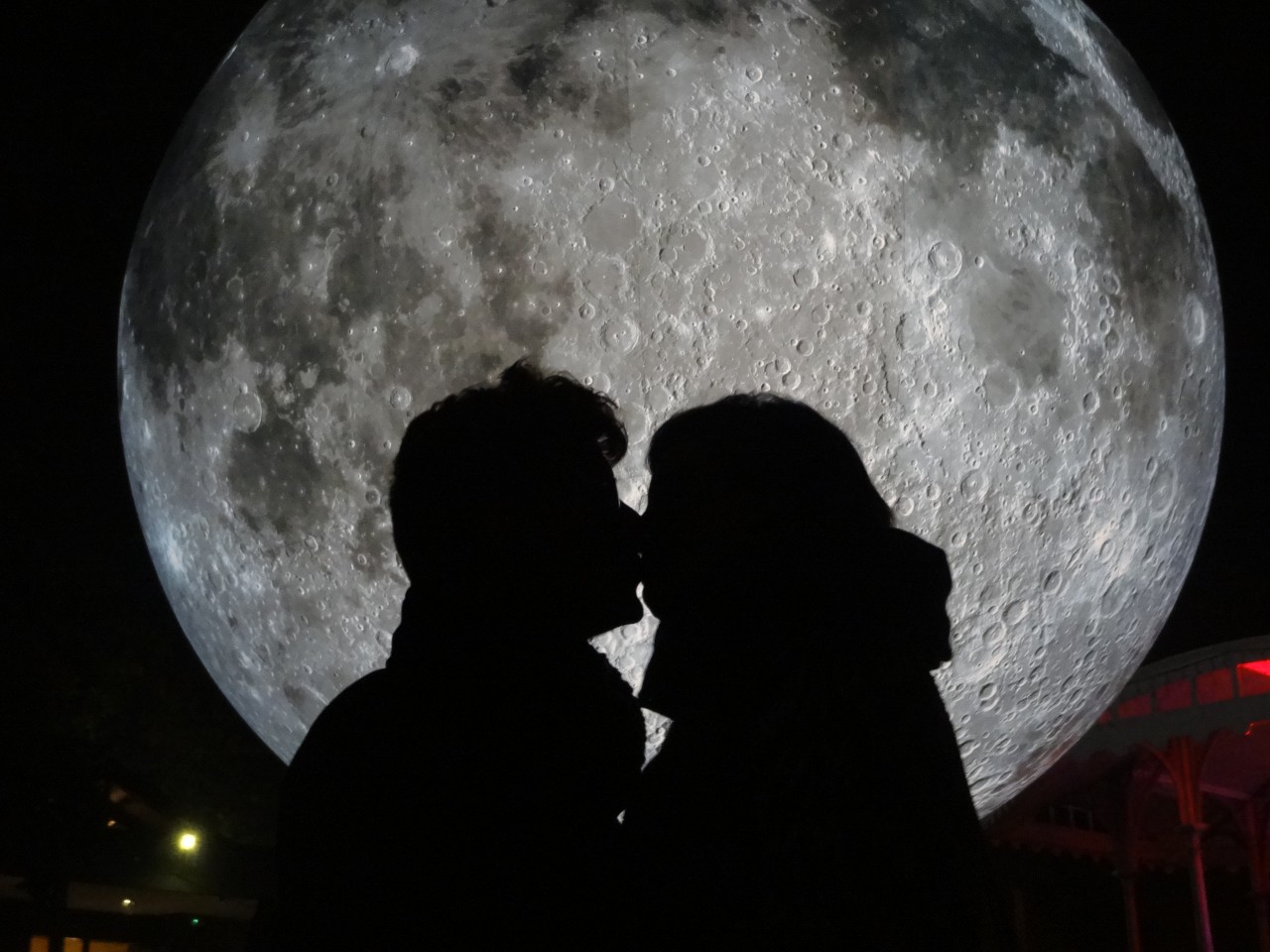 Einmal zum Mond und Zurück - vor dem NASA-Mond kannst du dich fotografieren lassen.