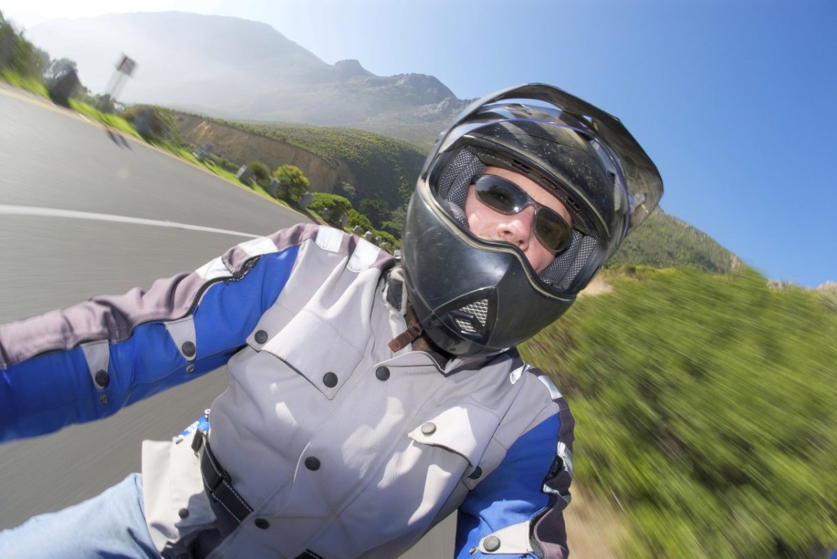 Helm, Visier, Brille: Wie Biker sich schützen können 