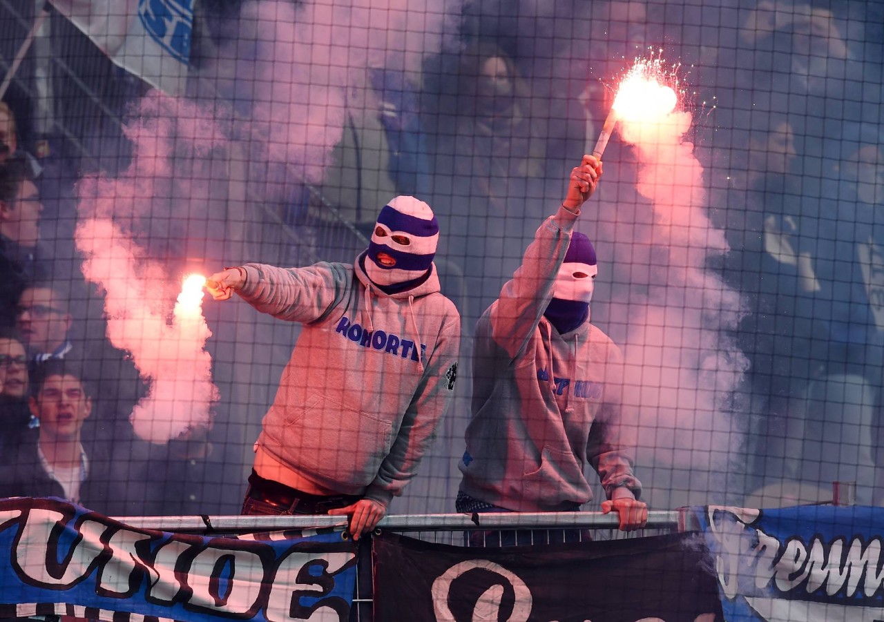 Duisburger Ultras zündeln Pyro.