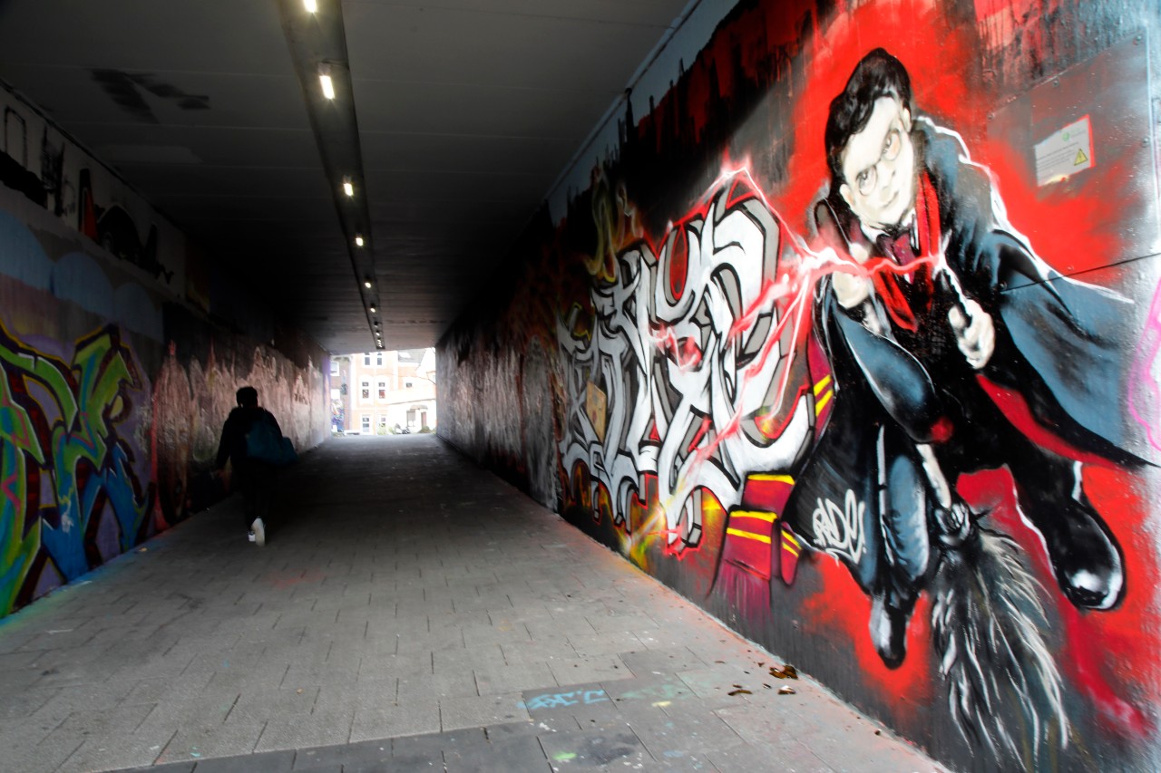 Meidericher Graffiti-Tunnel in Duisburg: Zu sehen ist rechts der gleichnamige Protagonist Harry Potter auf seinem Nimbus (Besen). 