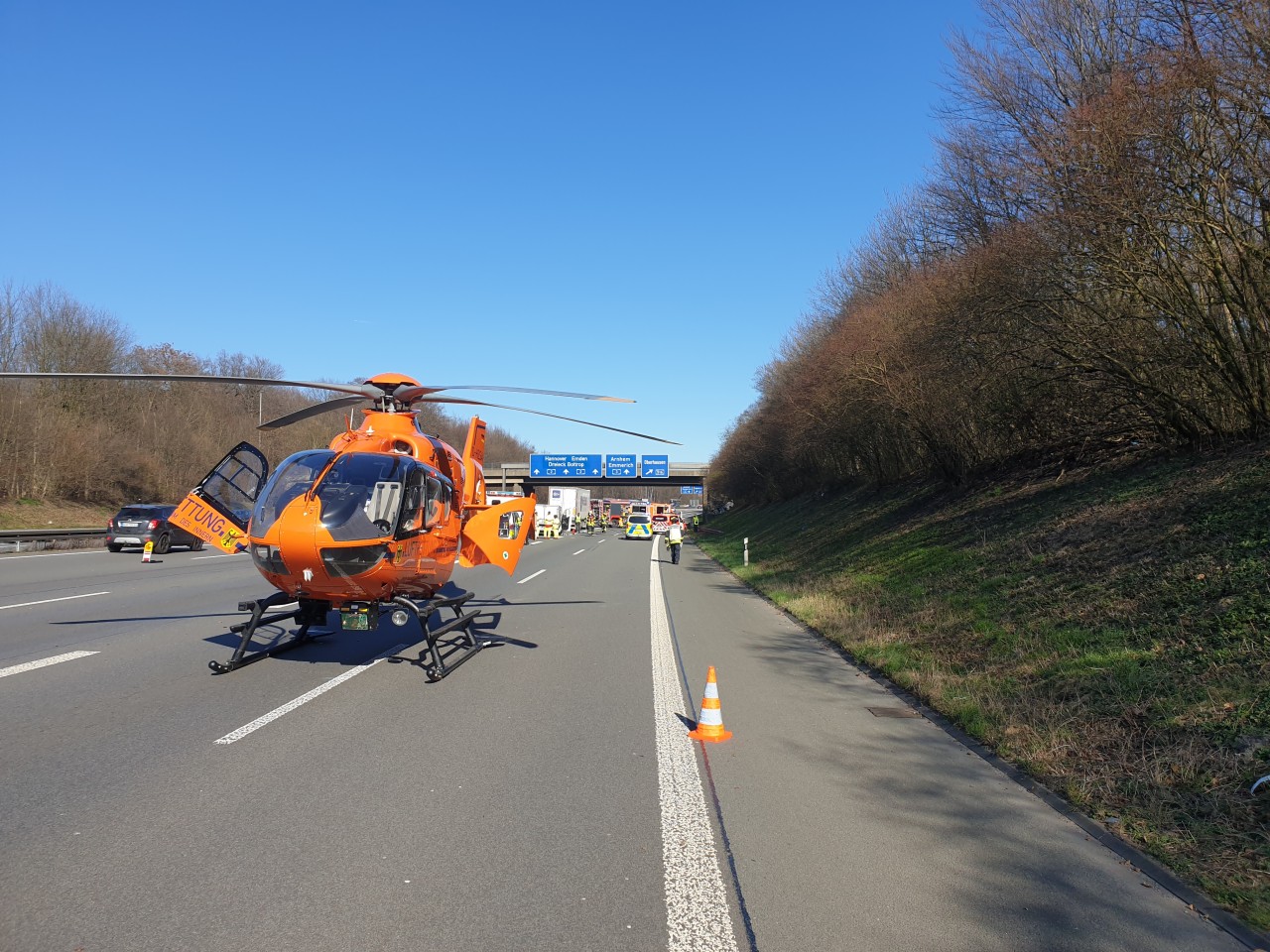 Der Notarzt wurde mit einem Hubschrauber eingeflogen.