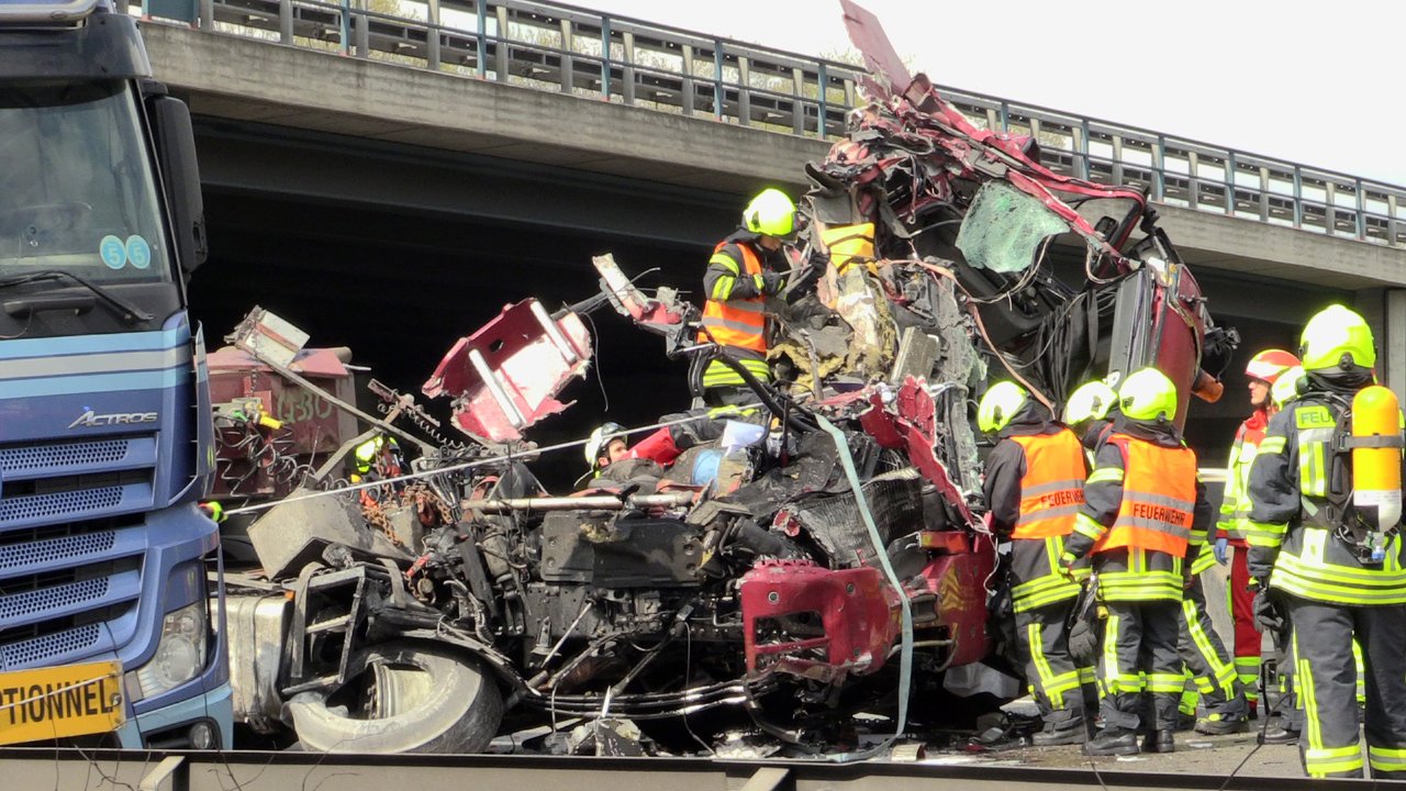 A2 Bei Oberhausen: Heftiger Lkw-Unfall Führt Zu Vollsperrung ...