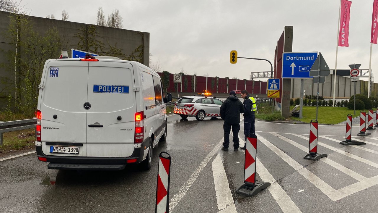 A40 In Bochum: Leiche Nach Unfall Verschollen – Stundenlange Sperrung ...