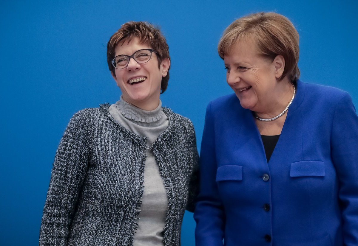 AKK und Angela Merkel.jpg