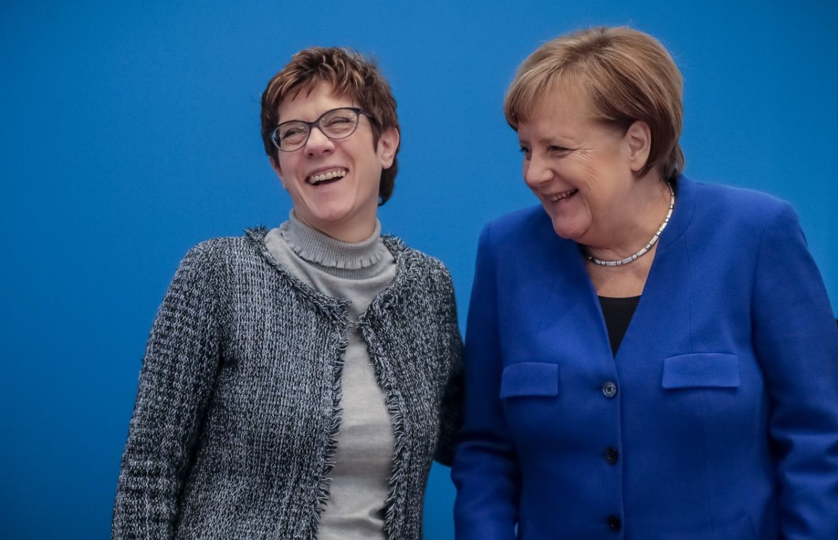 AKK und Angela Merkel.jpg