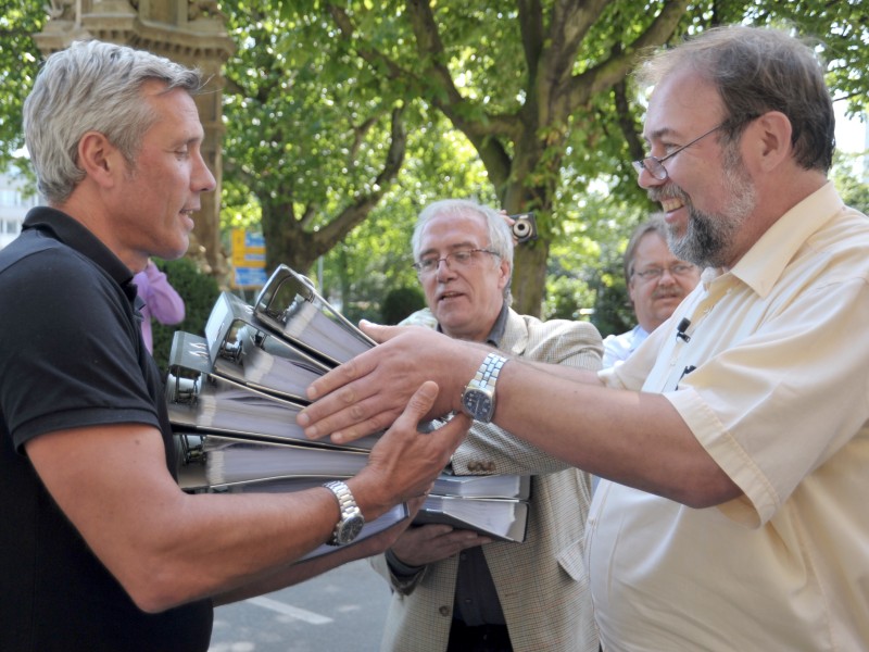 Hüsken hatte bereits im Sommer 10.000 Unterschriften für ein Bürgerbegehren zur Abwahl des OB sammelte. Das Vorhaben scheiterte an der Mehrheit des Stadtrates. Hüsken selbst bangte am Tag der Loveparade um seinen jüngsten Sohn. Ihm ist nichts passiert. Kurz nach der Abwahl Sauerlands beendete er sein Engagement in der Bürgerinitiative Neuanfang für Duisburg.