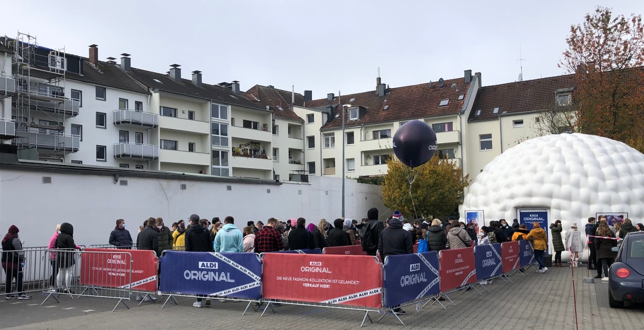 Nicht zu fassen! Seit Stunden warten etliche Aldi-Fans darauf, dass die Sonder-Kollektion zu ergattern ist.