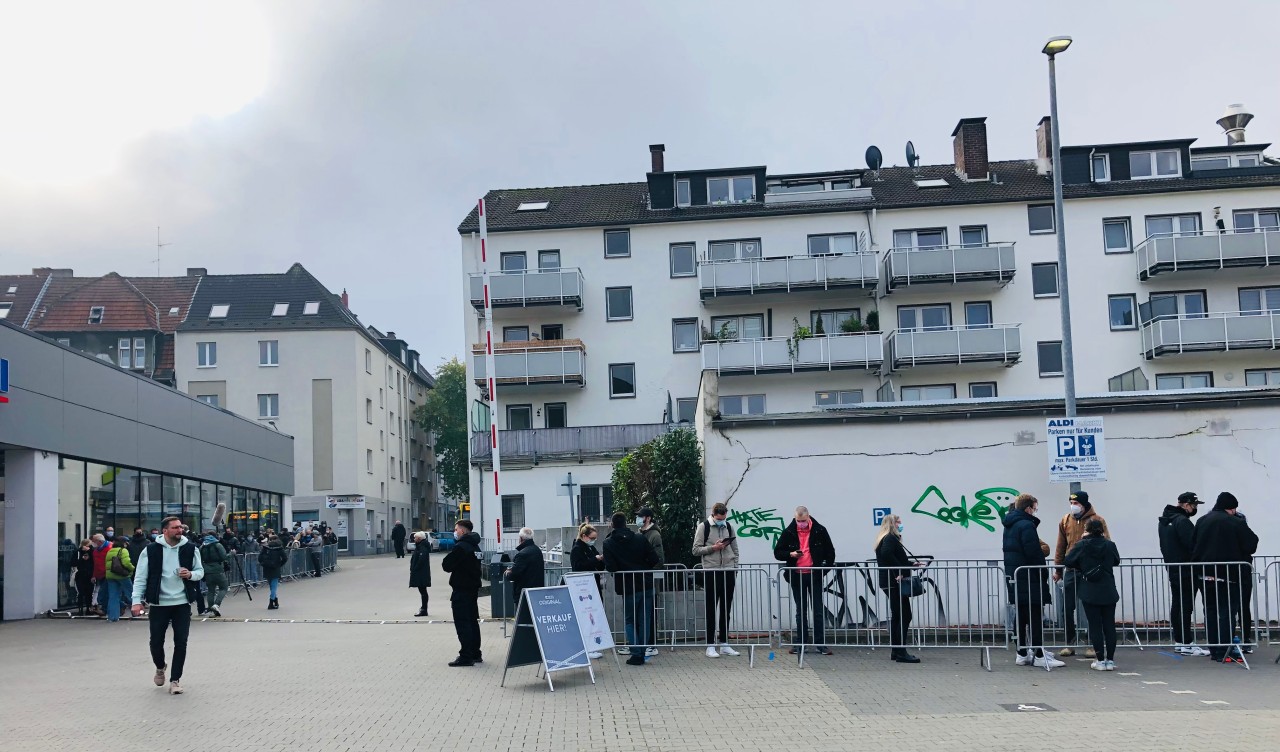 Die Warteschlange verläuft über den Parkplatz bis zur Hauptstraße – und noch viel weiter.