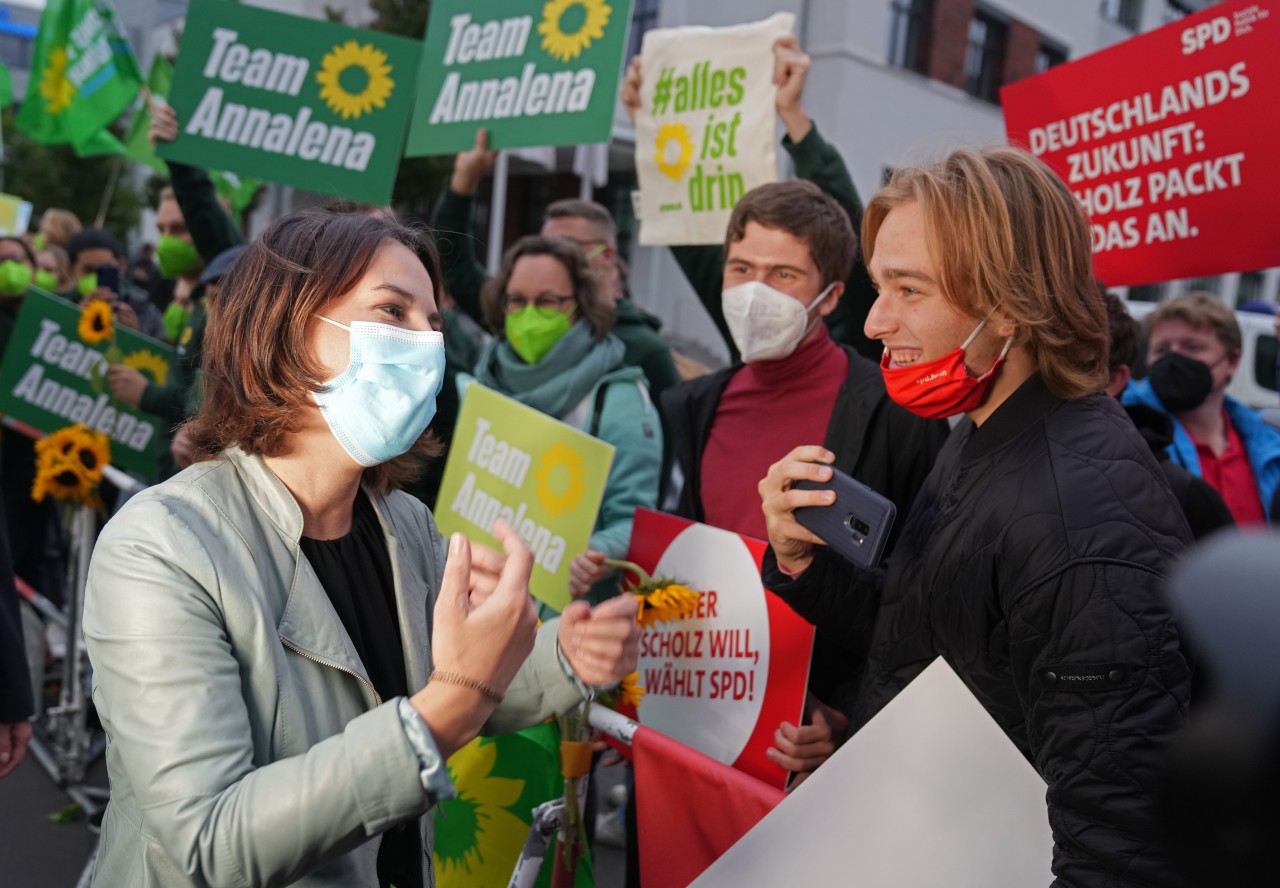 Annalena Baerbock trifft vor dem Studio in Berlin-Adlershof sowohl eigenen Anhänger als auch Fans von Olaf Scholz. Die Stimmung wird gelöst. Werde schon erste Koalitionsverhandlungen geführt? 