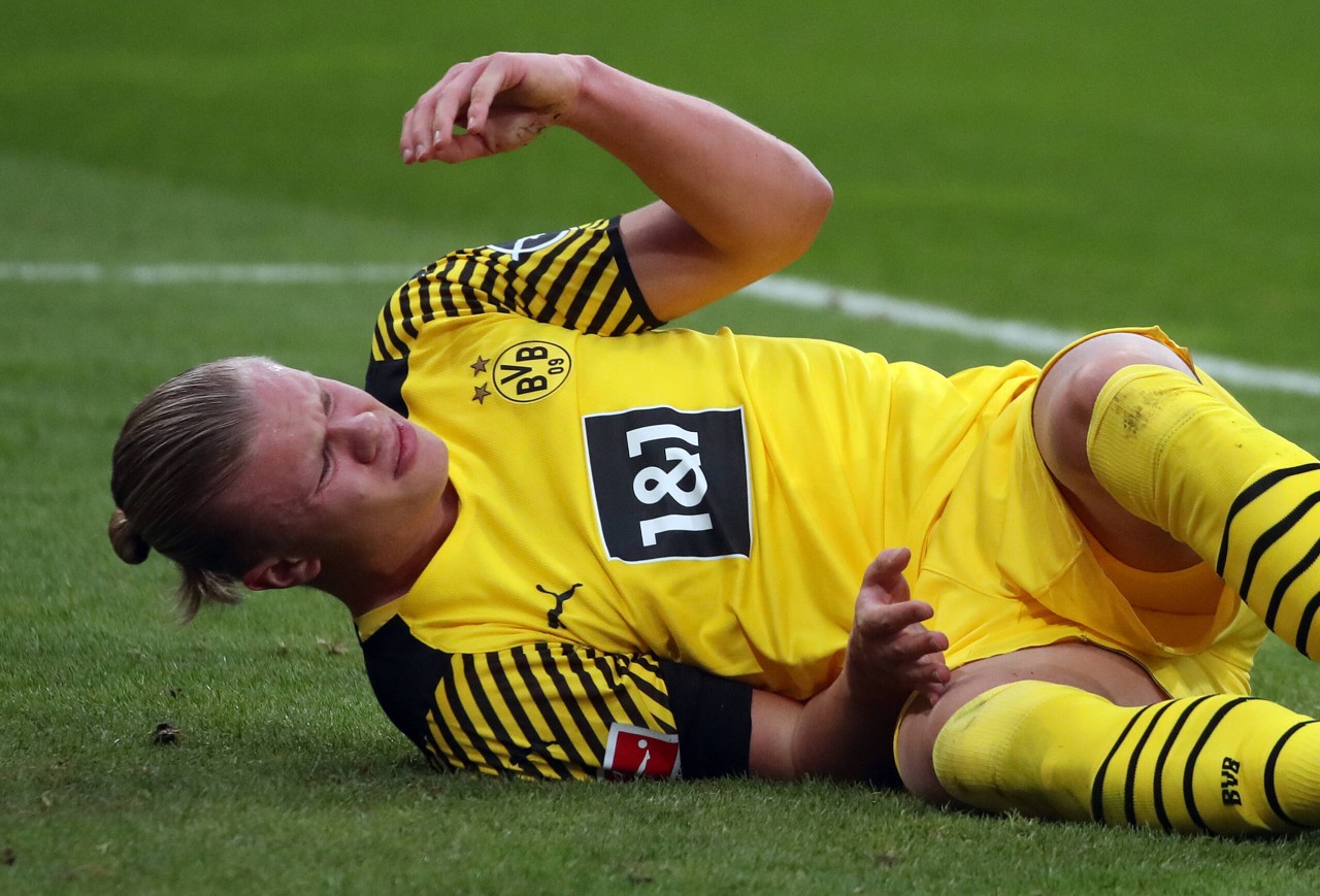 Borussia Dortmund - TSG Hoffenheim: Erling Haaland liegt verletzt am Boden. 