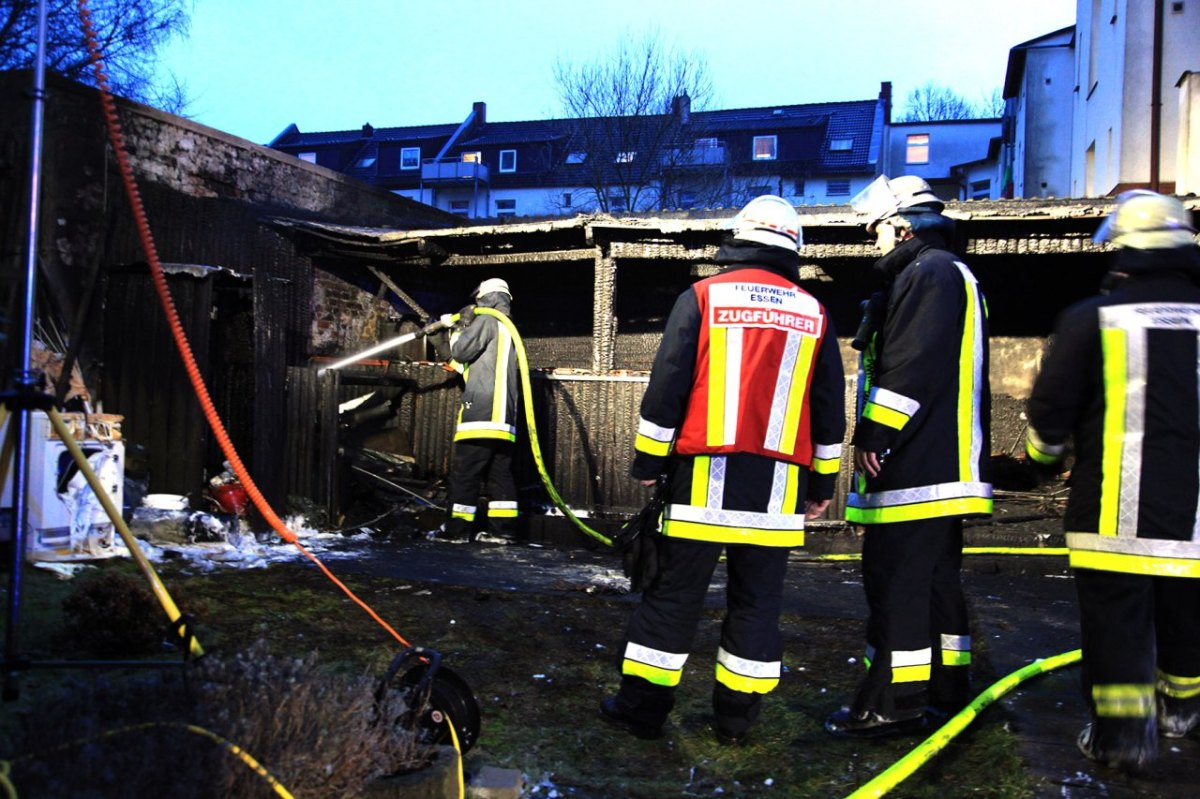 Brand Essen Feuerwehr hubertstrasse gartenlaube.JPG