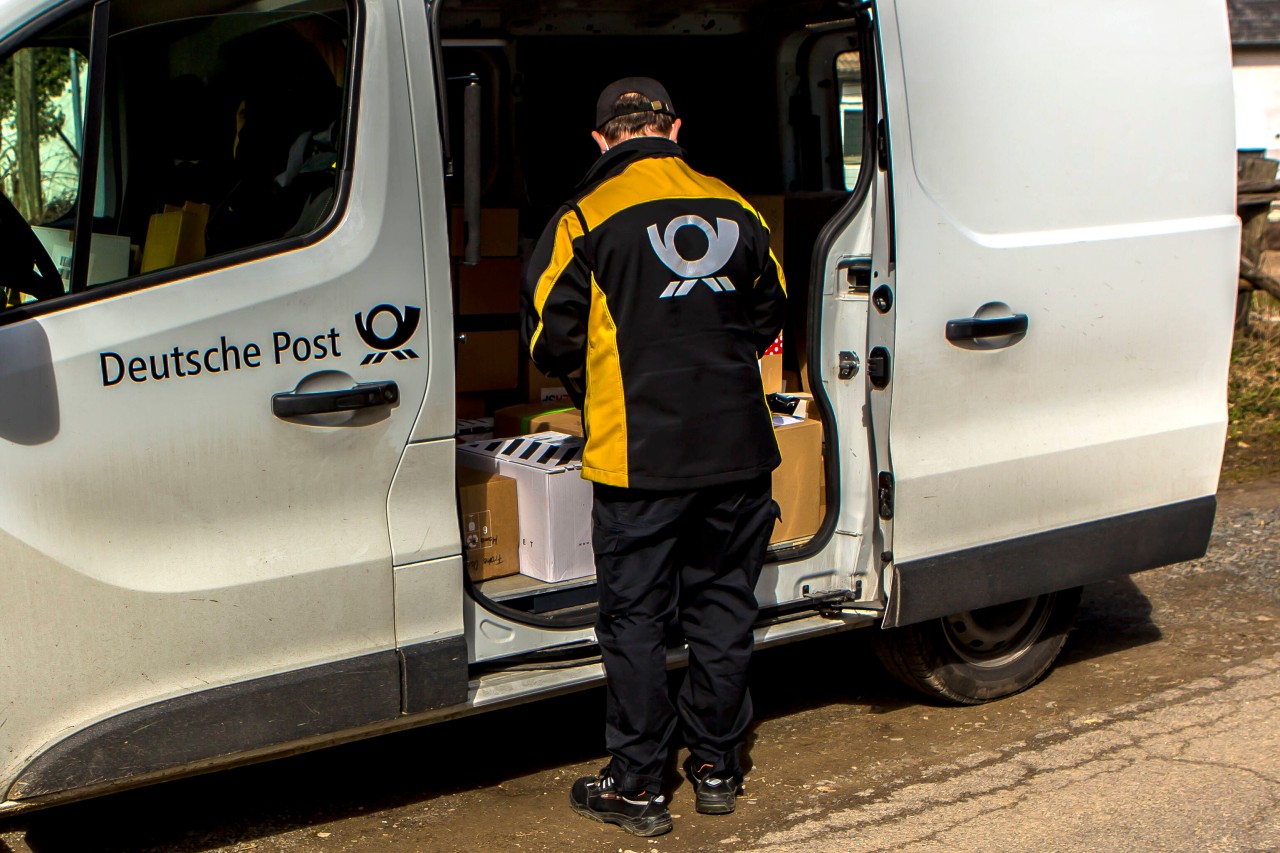 Ein Paketbote der Deutschen Post bei der Arbeit. (Symbolfoto)