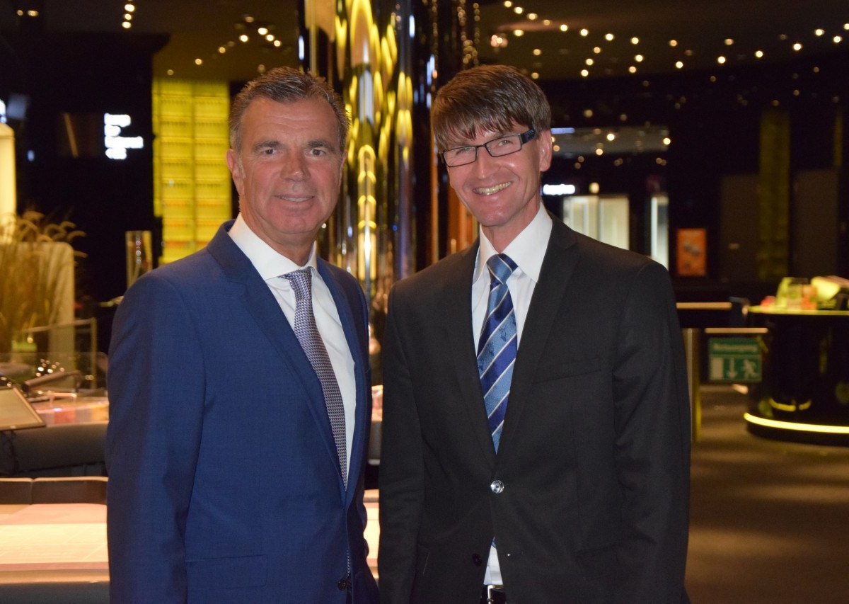 Casino-Direktor Jochen Braun und Saalchef Massimo Palmaccio begrüßen Gäste in der Spielbank Duisburg.