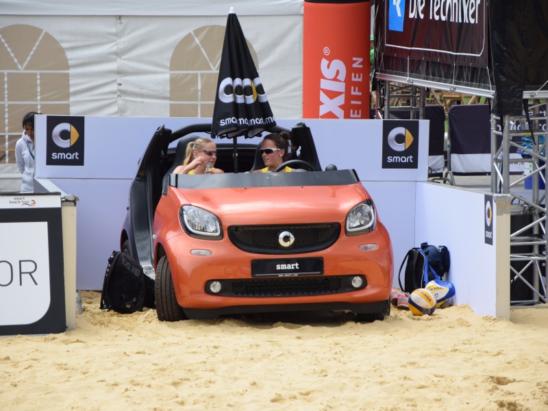 Anne Matthes und Constanze Bieneck in einer Pause während ihres Matches gegen die Neuseeländerinnen.