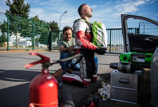 Aliatdin Sen (l), langjähriger Freund und Helfer, legt Dirk Auer den Rucksack mit dem Treibstofftanks um. 