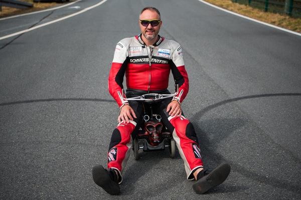 Dirk Auer sitzt auf seinem Bobbycar. Er  will mit einem düsenbetriebenen Bobbycar in 2,3 Sekunden von 0 auf 100 km/h beschleunigen.