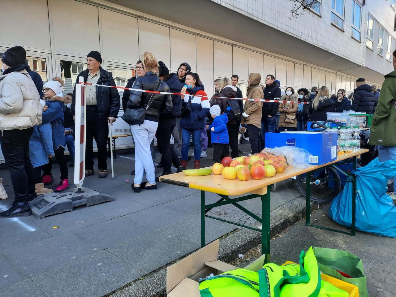 In Dortmund müssen hunderte Ukraine-Flüchtlinge vor dem Sozialamt warten.