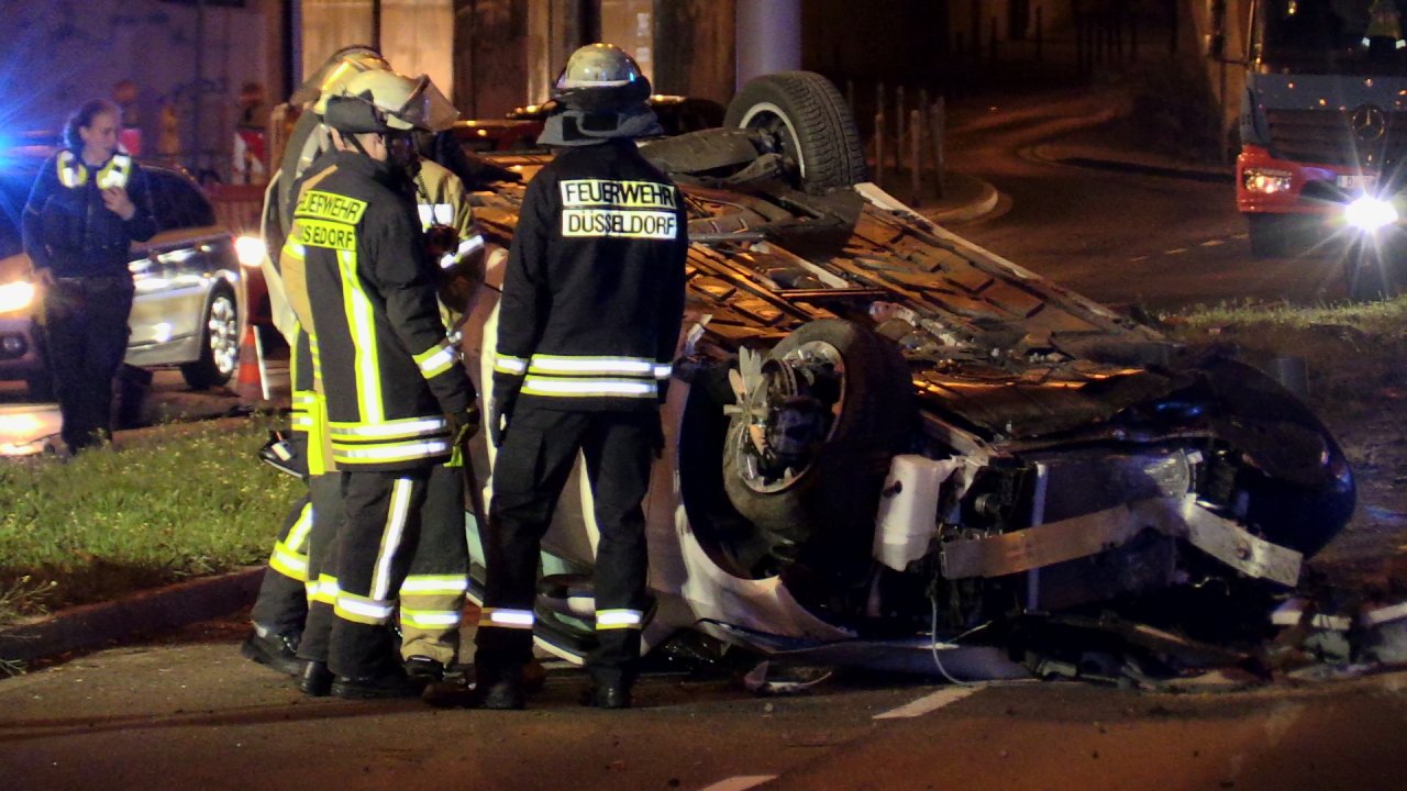 Düsseldorf: Auto überschlägt sich bei krassem Unfall - DerWesten.de