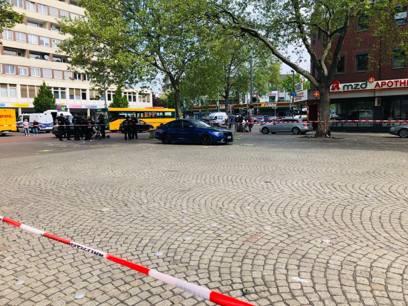 Einen Tag nach der Schießerei in Duisburg. Die Polizei hat alles abgeriegelt.