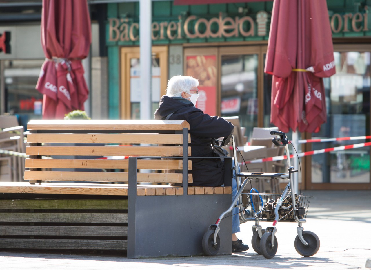 Die Seniorin saß friedlich auf einer Bank, als es zum Eklat kam (Symbolfoto).