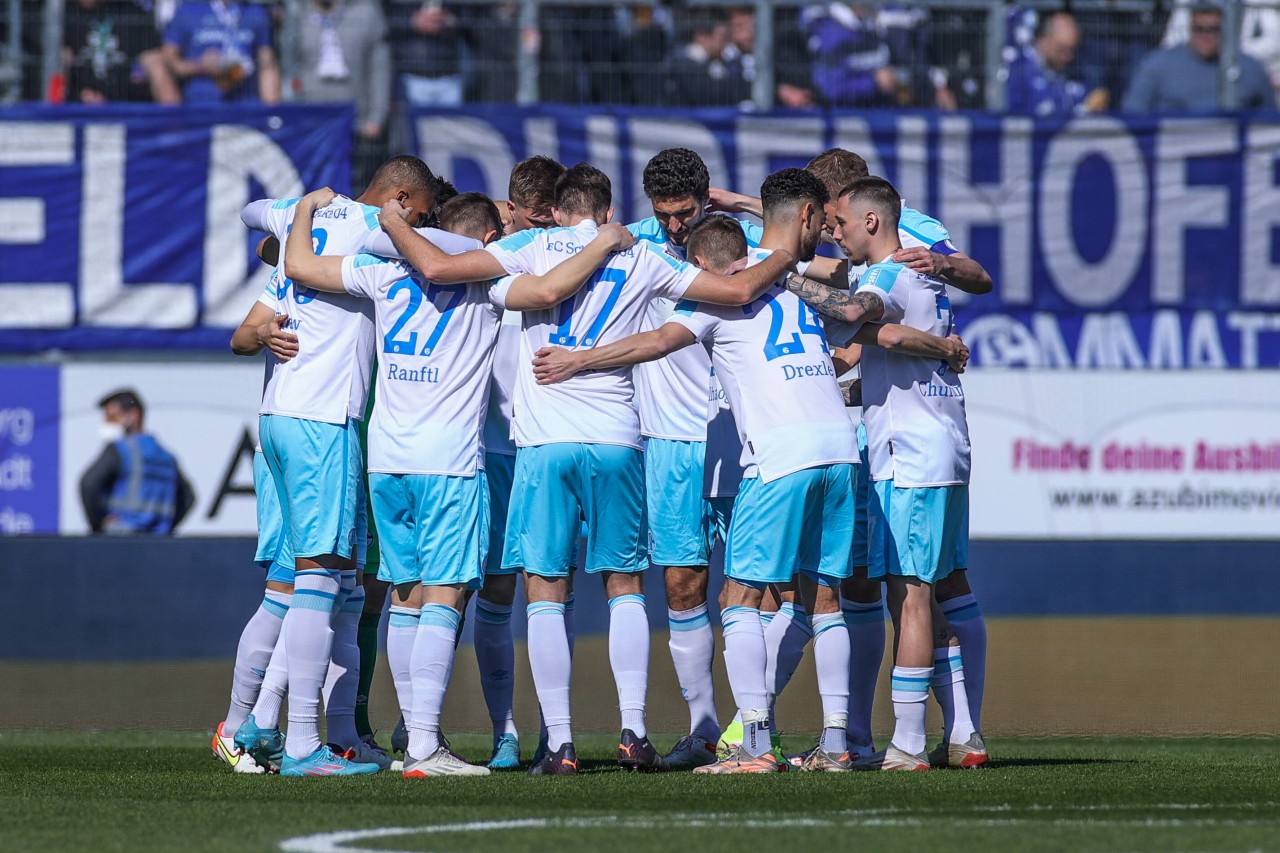 Die Spieler des FC Schalke 04 schwören sich auf die zweite Halbzeit ein.