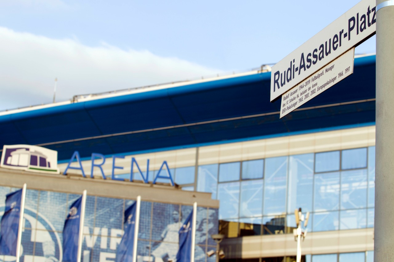 Der FC Schalke 04 hat seinen ehemaligen Manager Rudi Assauer an der Veltins Arena geehrt.